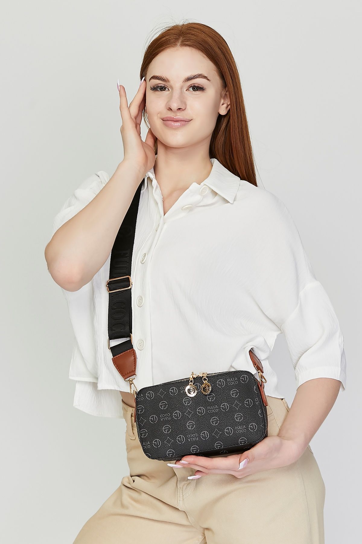 Morpelikan Siyah  Monogram Üç Bölmeli Çarpraz Kolon Askılı Çanta